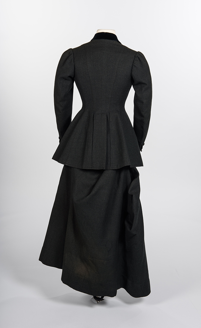 Image of Black broadcloth sidesaddle riding habit, 1907